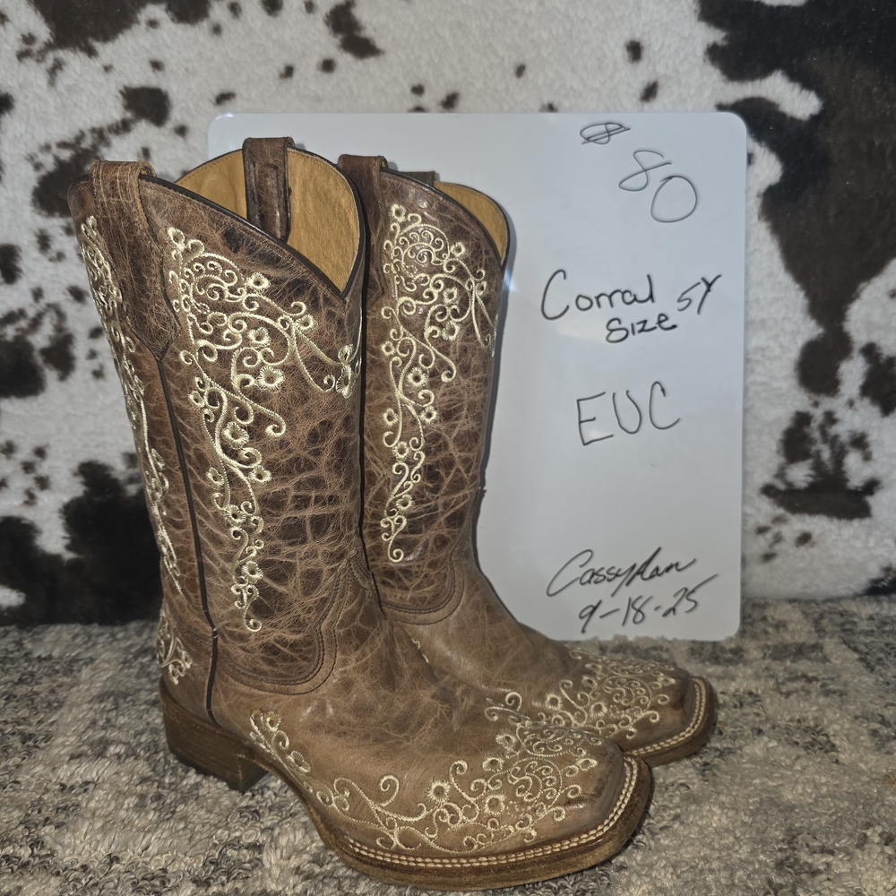 Brown Western Cowboy Boots with Embroidered Design